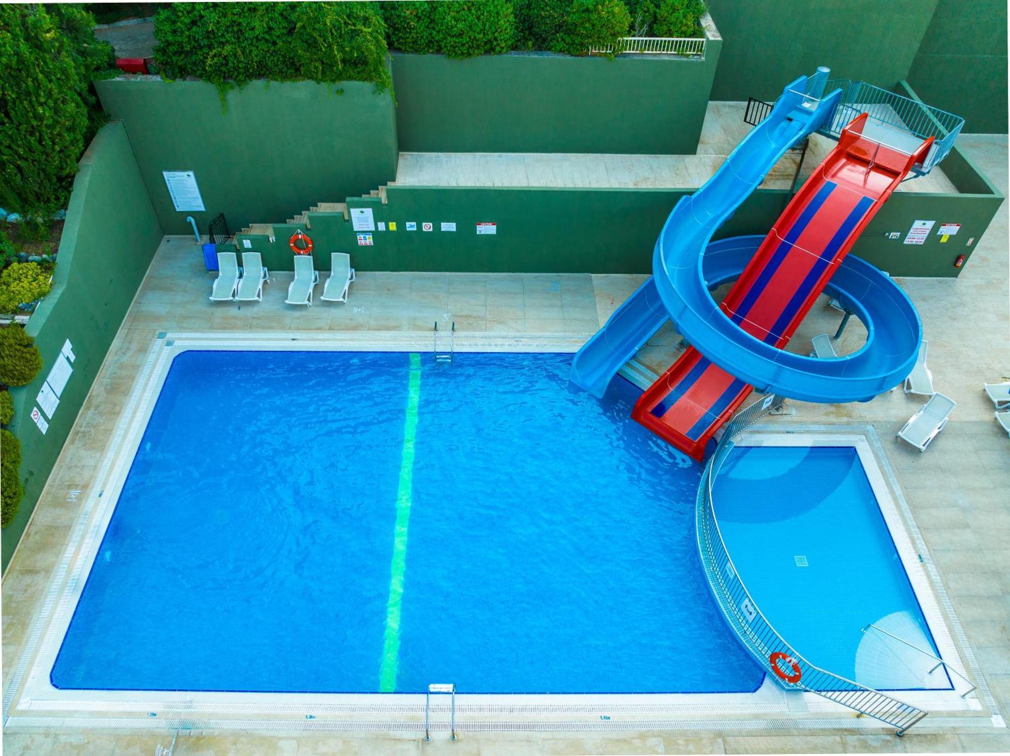 Labranda Mares Marmaris Hotel Exteriör bild Aerial view of the swimming pool
