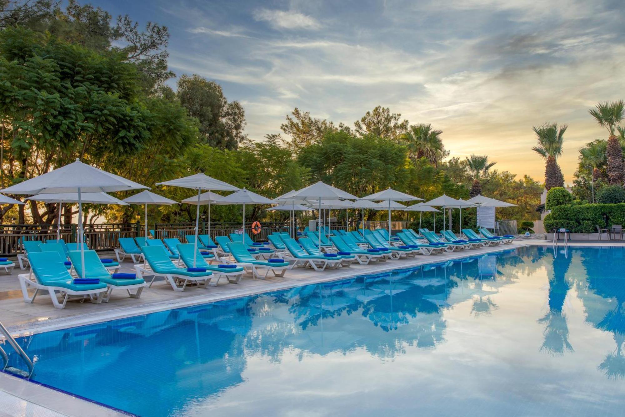 Labranda Mares Marmaris Hotel Exteriör bild Pool at the hotel