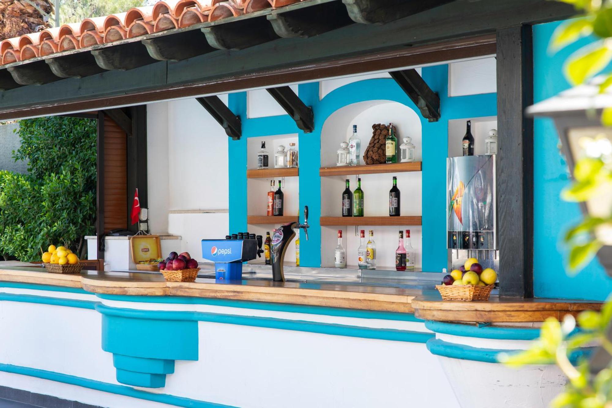 Labranda Mares Marmaris Hotel Exteriör bild The bar at the pool
