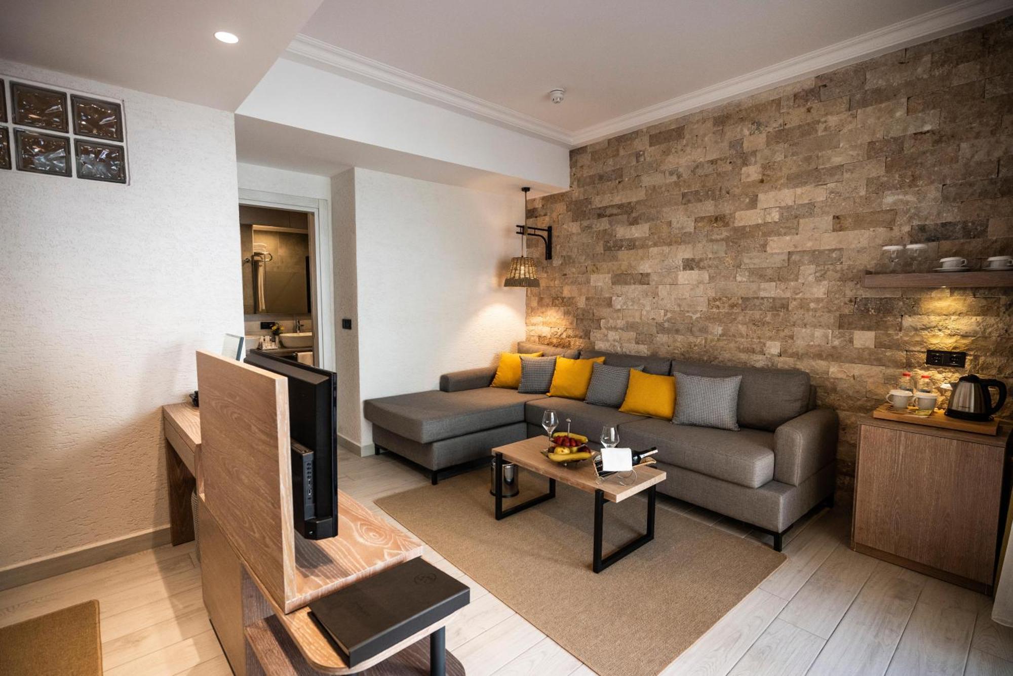 Labranda Mares Marmaris Hotel Exteriör bild A living room in a typical apartment